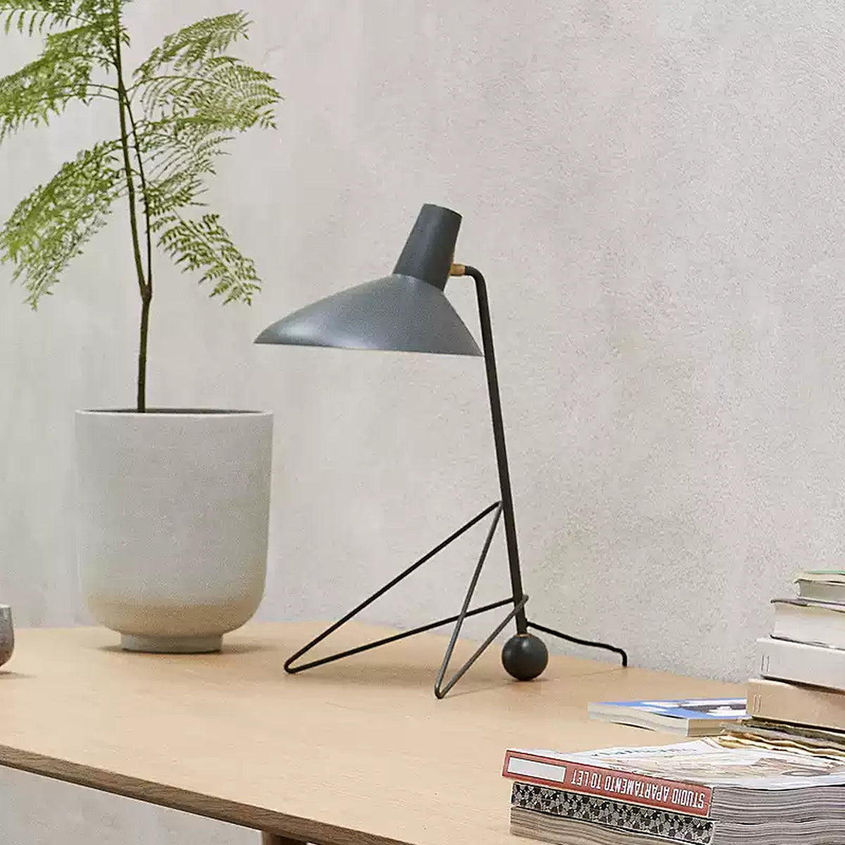 Modern Tripod HM9 Table Lamp