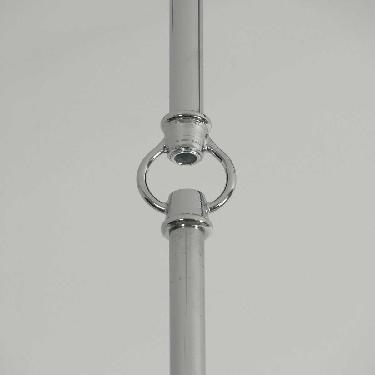 Sirena Capiz Elongated Linear Chandelier | Capiz Shell, Metal | Macro view of the chrome metal loop linking hardware on the vertical suspension pole | Detail shot | Samu Lamp Sirena Capiz